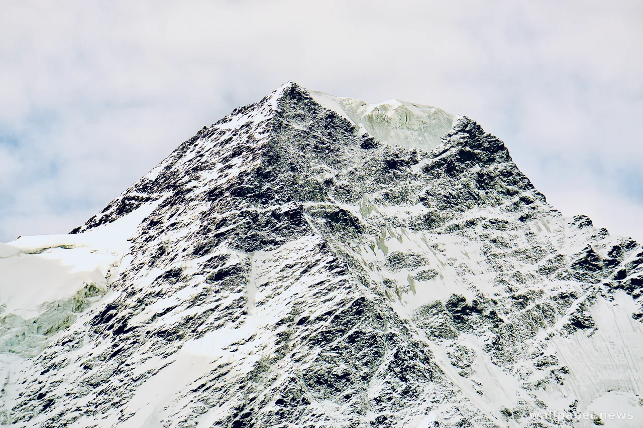Snowy Mountain Peak 4K Wallpaper · mountains · 3840×2560