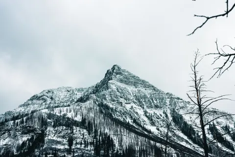Tapeta Ośnieżony Szczyt Górski 4K · mountains · 3840×2561