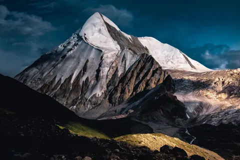 Snowy Mountain Peak 4K Wallpaper · mountains · 3840×2560