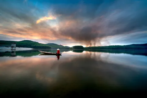 Nebliger Bergsee 4K Hintergrundbild · nature · 3840×2561