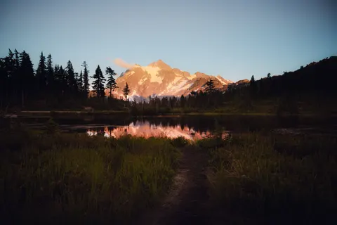 薄雾山湖 4K壁纸 · nature · 3840×2560