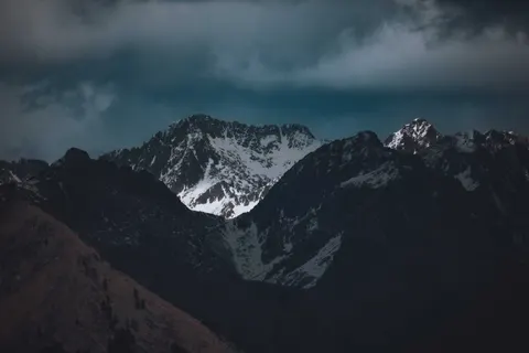 Fondo de pantalla Cima Nevada 4K · mountains · 3840×2560