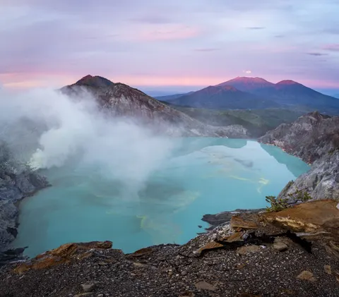 Misty Mountain Lake 4K Wallpaper · nature · 3840×3370