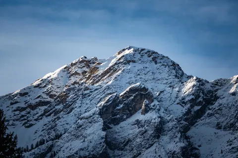 Fond d'écran Pic montagneux enneigé 4K · mountains · 3840×2560