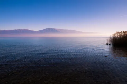 薄雾山湖 4K壁纸 · nature · 3840×2560