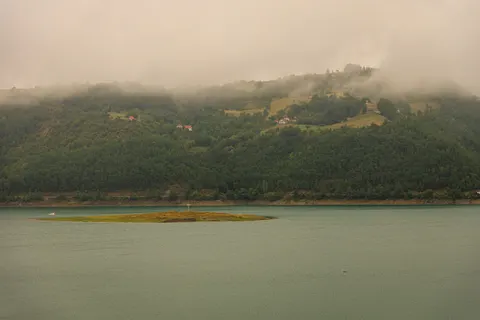 Misty Mountain Lake 4K Wallpaper · nature · 3840×2560