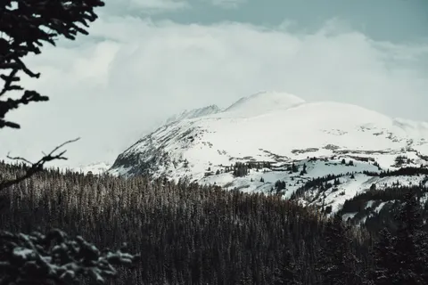 雪山の頂 4K壁紙 · mountains · 3840×2560