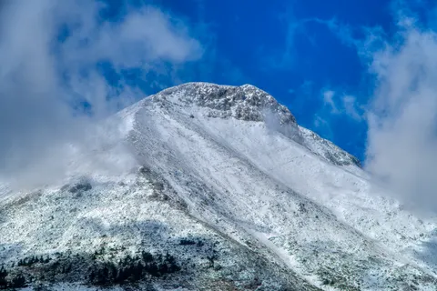 Fond d'écran Pic montagneux enneigé 4K · mountains · 3840×2560