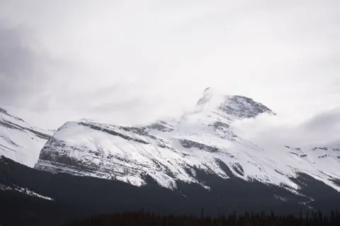 Fond d'écran Pic montagneux enneigé 4K · mountains · 3840×2560