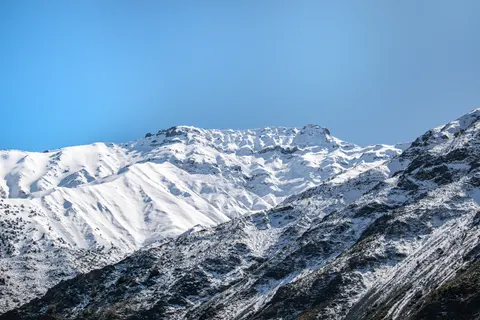 Fond d'écran Pic montagneux enneigé 4K · mountains · 3840×2560