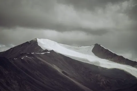 Fondo de pantalla Cima Nevada 4K · mountains · 3840×2560