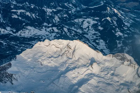 Fondo de pantalla Cima Nevada 4K · mountains · 3840×2560