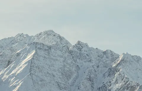 बर्फीली पर्वत चोटी 4K वॉलपेपर · mountains · 3840×2471