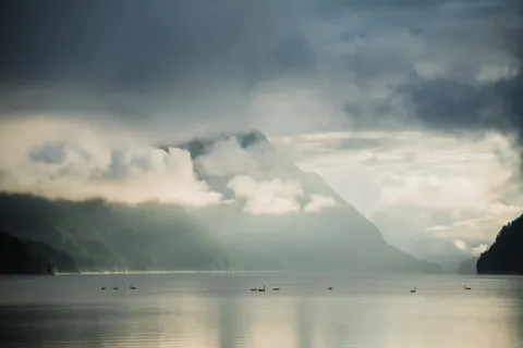 Nebliger Bergsee 4K Hintergrundbild · nature · 3840×2560