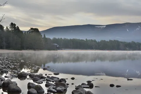 Fondo de pantalla Lago de montaña brumoso 4K · nature · 3840×2560