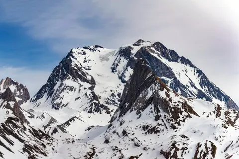 Fond d'écran Pic montagneux enneigé 4K · mountains · 3840×2560