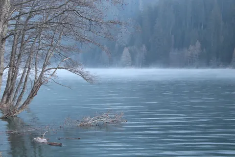 薄雾山湖 4K壁纸 · nature · 3840×2560