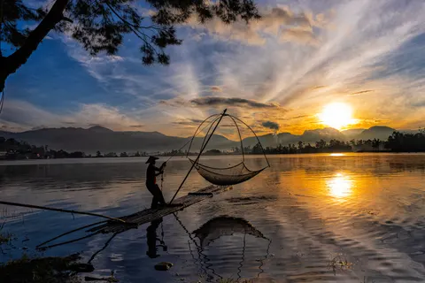 薄雾山湖 4K壁纸 · nature · 3840×2560