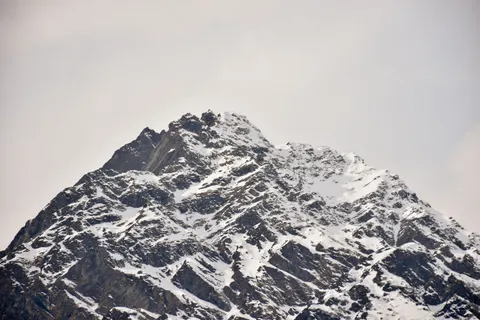 Tapeta Ośnieżony Szczyt Górski 4K · mountains · 3840×2560