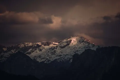 Fondo de pantalla Cima Nevada 4K · mountains · 3840×2560