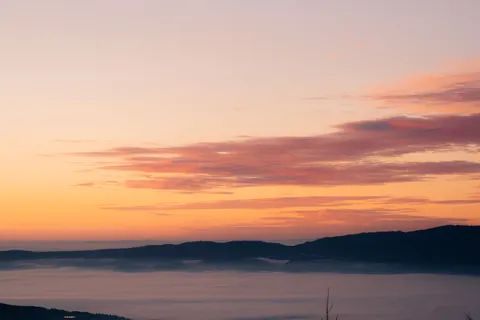 Nebliger Bergsee 4K Hintergrundbild · nature · 3840×2560