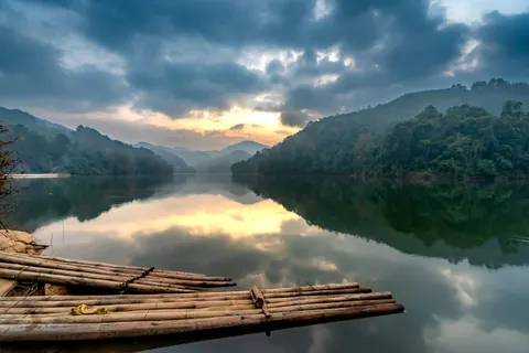 خلفية بحيرة جبلية ضبابية بدقة 4K · nature · 3840×2560