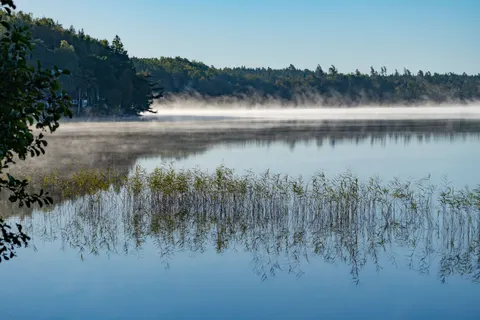 薄雾山湖 4K壁纸 · nature · 3840×2560