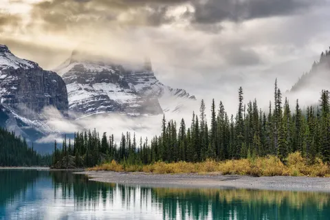 薄雾山湖 4K壁纸 · nature · 3840×2563