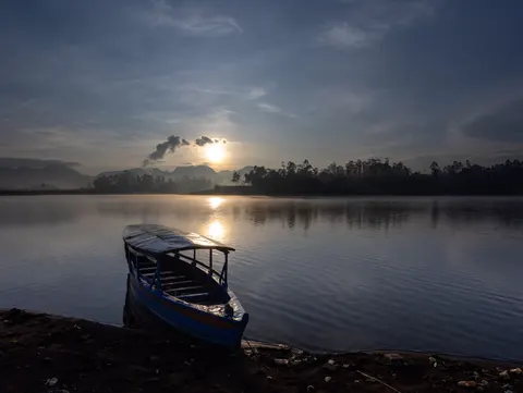 薄雾山湖 4K壁纸 · nature · 3840×2890