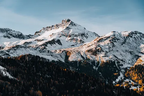 Fond d'écran Pic montagneux enneigé 4K · mountains · 3840×2560