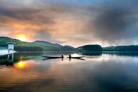 Misty Mountain Lake 4K Wallpaper · nature · 3840×2561