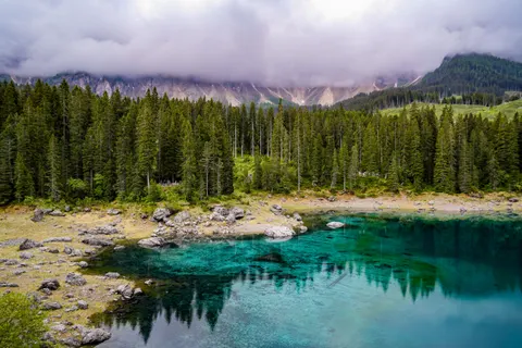 薄雾山湖 4K壁纸 · nature · 3840×2560