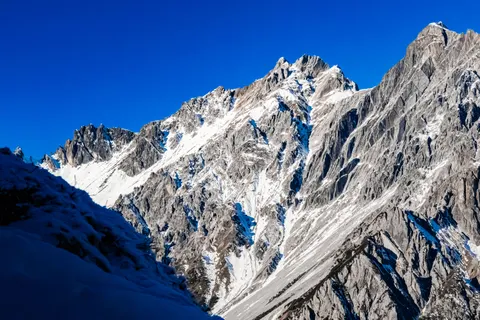 बर्फीली पर्वत चोटी 4K वॉलपेपर · mountains · 3840×2560