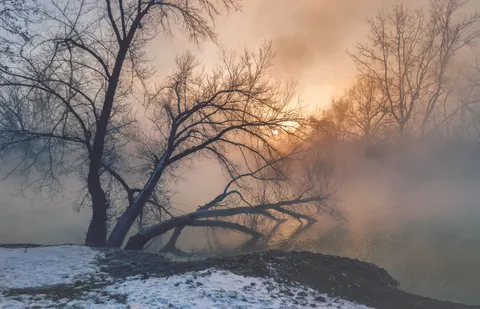 خلفية بحيرة جبلية ضبابية بدقة 4K · nature · 3840×2472