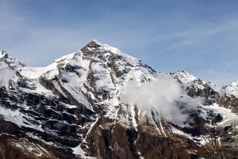 Tapeta Ośnieżony Szczyt Górski 4K · mountains · 3840×2560