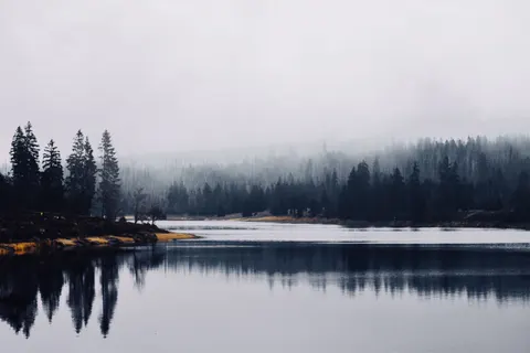 薄雾山湖 4K壁纸 · nature · 3840×2560