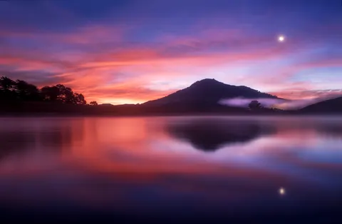 Fond d'écran Lac de montagne brumeux 4K · nature · 3840×2511