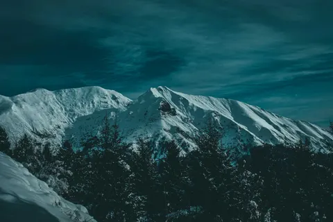 Fond d'écran Pic montagneux enneigé 4K · mountains · 3840×2560
