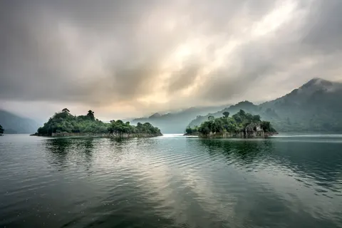 薄雾山湖 4K壁纸 · nature · 3840×2561