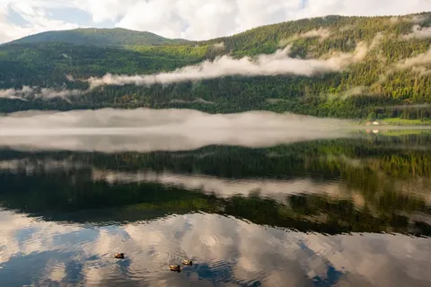 Nebliger Bergsee 4K Hintergrundbild · nature · 3840×2560