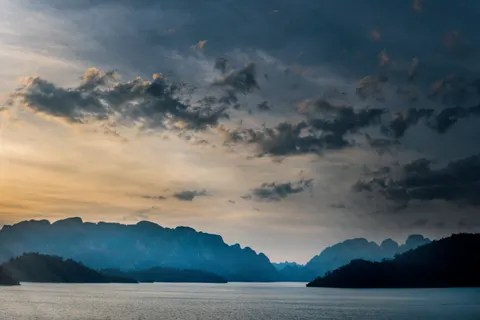 薄雾山湖 4K壁纸 · nature · 3840×2560