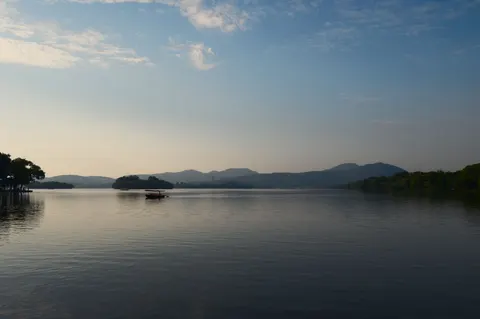 薄雾山湖 4K壁纸 · nature · 3840×2556