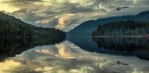Nebliger Bergsee 4K Hintergrundbild · nature · 3840×1880