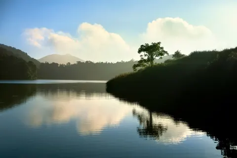 薄雾山湖 4K壁纸 · nature · 3840×2563