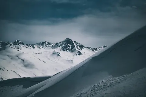 Tapeta Ośnieżony Szczyt Górski 4K · mountains · 3840×2560