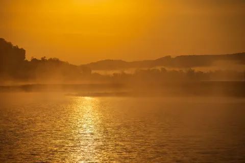 薄雾山湖 4K壁纸 · nature · 3840×2560
