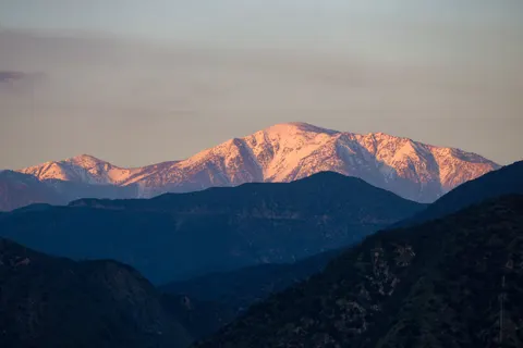 Fond d'écran Chaîne de montagnes 4K · mountains · 3840×2560