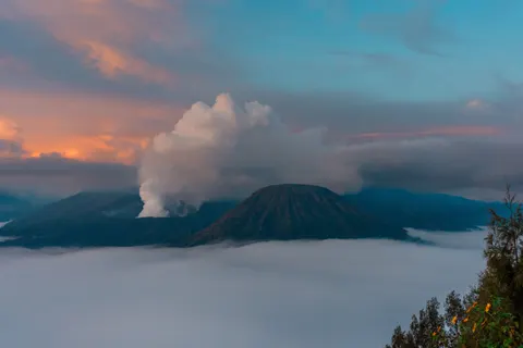Misty Mountain Lake 4K Wallpaper · nature · 3840×2560