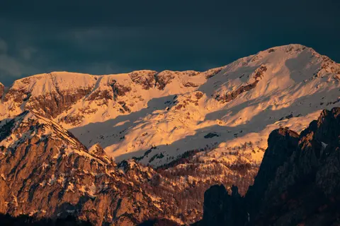 Fond d'écran Chaîne de montagnes 4K · mountains · 3840×2560