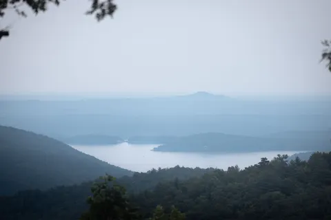 Fond d'écran Lac de montagne brumeux 4K · nature · 3840×2561